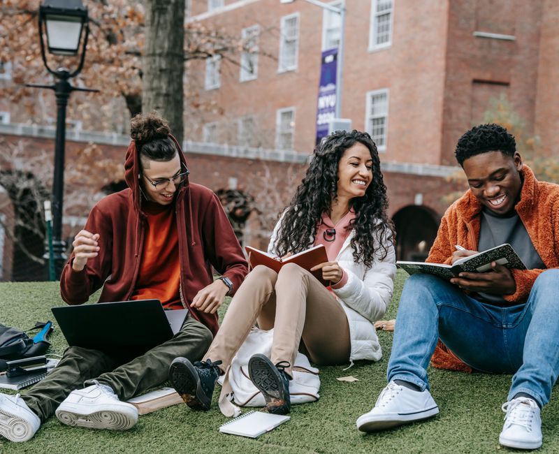 Estudiantes compartiendo al aire libre