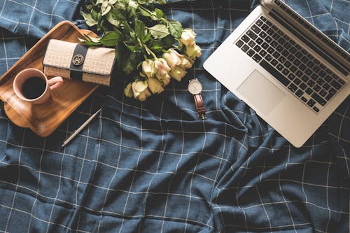 Plat Lag Fotografie Van Laptop Naast Geel Bloemstuk