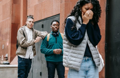 Homme En Veste Bleue Debout à Côté De La Femme En Veste Verte