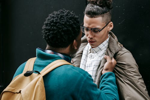 Gratis Pria Berkemeja Biru Dan Mantel Abu Abu Mengenakan Kacamata Berbingkai Hitam Foto Stok