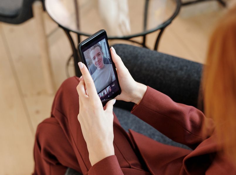 Online dating: starting a conversation on a niche platform