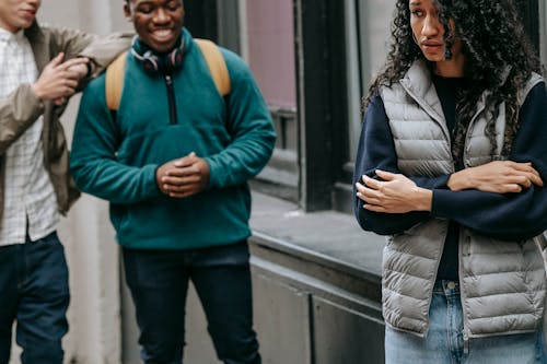 Pria Dengan Jaket Denim Biru Dan Celana Hitam Berdiri Di Samping Wanita Dengan Jaket Denim Biru