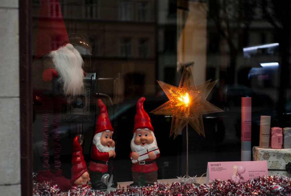 A festive Christmas display with gnomes and star in a Stockholm store window.