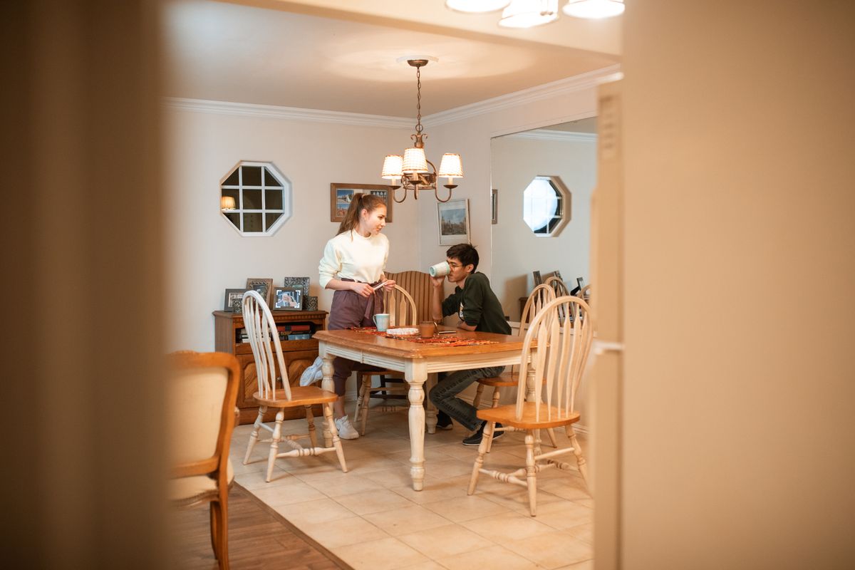 Een gesprek aan de keukentafel, in een vertrouwde thuisomgeving