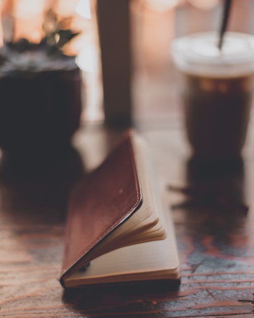 Livre En Cuir Marron Sur Une Surface En Bois Marron