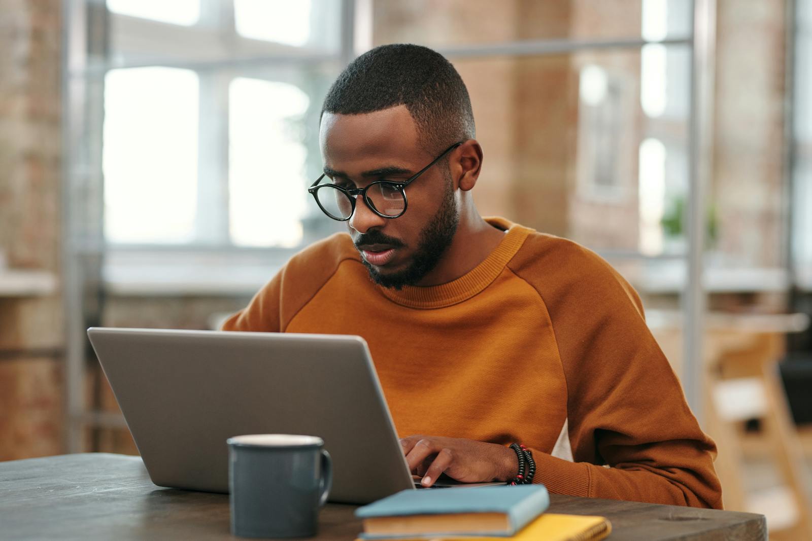 étudiant concentré sur ses études