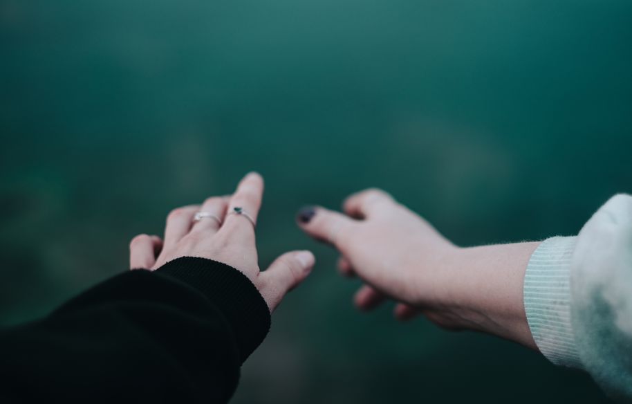 Online dating: starting a conversation on a niche platform