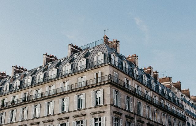 Rénovation appartement haussmannien Paris avec façade et toit mansardé restaurés