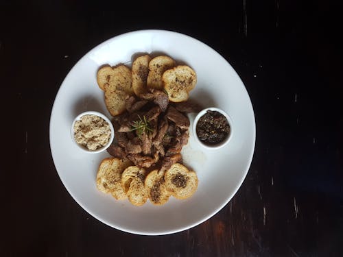 Pão Torrado Na Placa De Cerâmica Branca