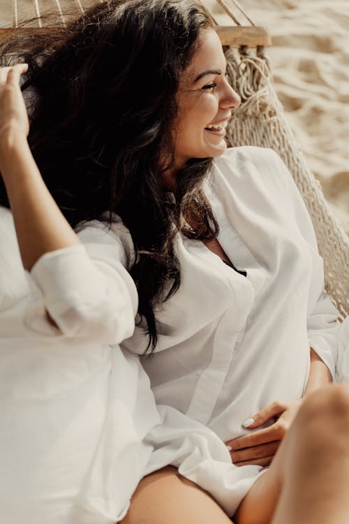 Mulher Em Camisa Social Branca Com Boné De Malha Branca