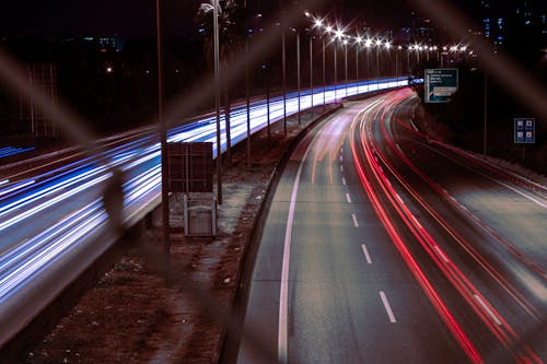 Immagine gratuita di autostrada, lampioni, luci d'auto