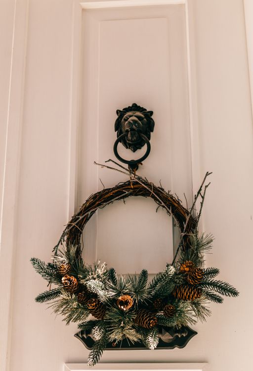 Decoratieve Deurkrans Die Aan Leeuwklopper Hangt