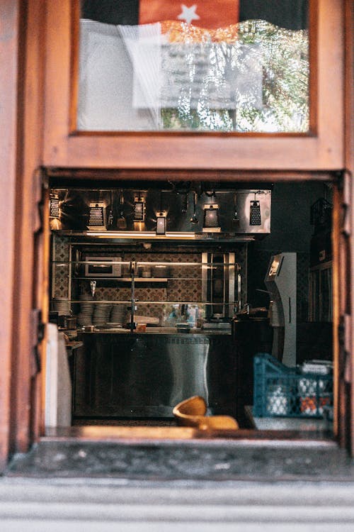 Desde Fuera De La Ventana De Comida Para Llevar De La Cafetería Moderna