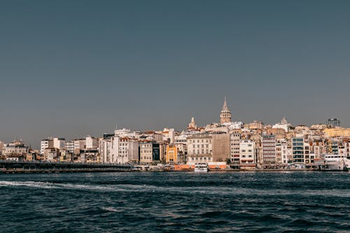 Skyline Der Stadt über Dem Gewässer