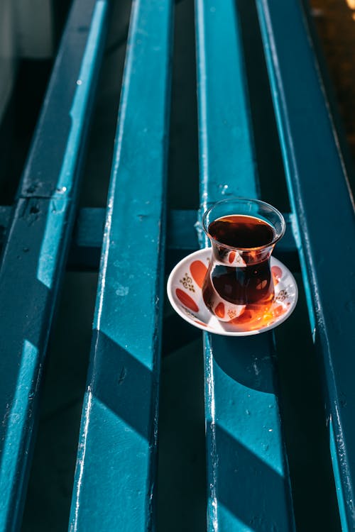 Liquido Marrone In Tazza Di Vetro Trasparente Sul Piattino