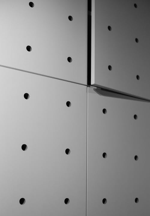 Белый деревянный шкаф с черным и белым покрытием проводов