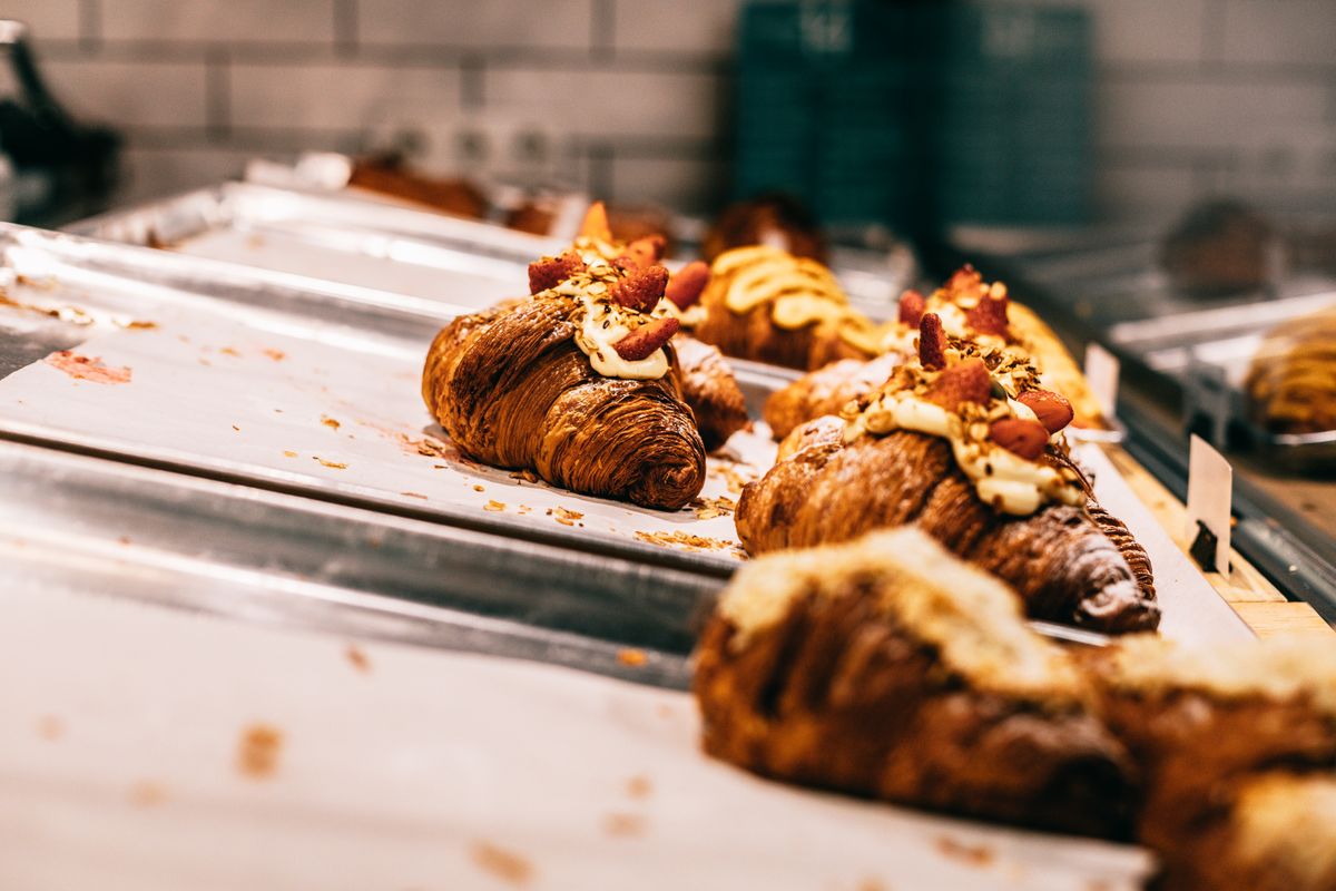Croissants dorés sur des plaques de cuisson