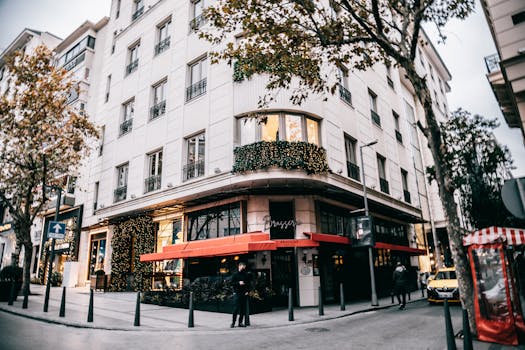 Persone Che Camminano Sul Marciapiede Vicino All'edificio
