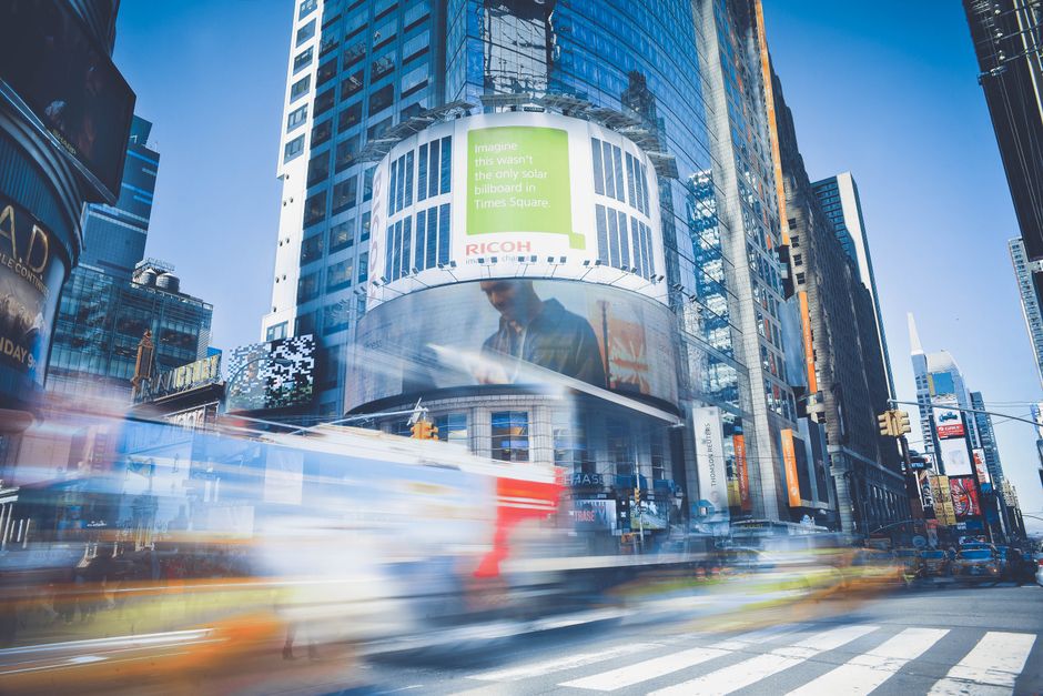 ニューヨーク市の混雑した都市生活と交通を紹介するタイムズスクエアのダイナミックなキャプチャ。