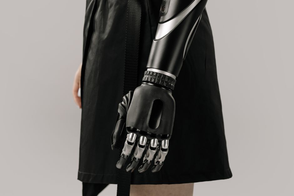 Fotomural Una imagen contemporánea que muestra un elegante brazo protésico negro en una mujer, destacando la tecnología moderna.