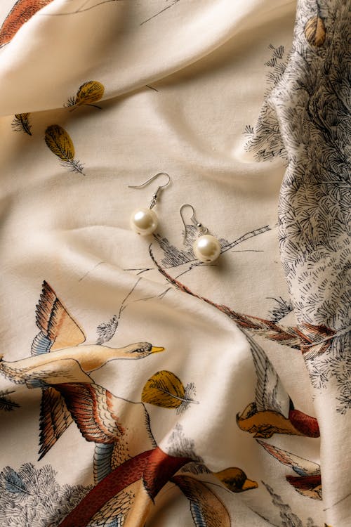 Текстиль с коричневым и желтым принтом птиц