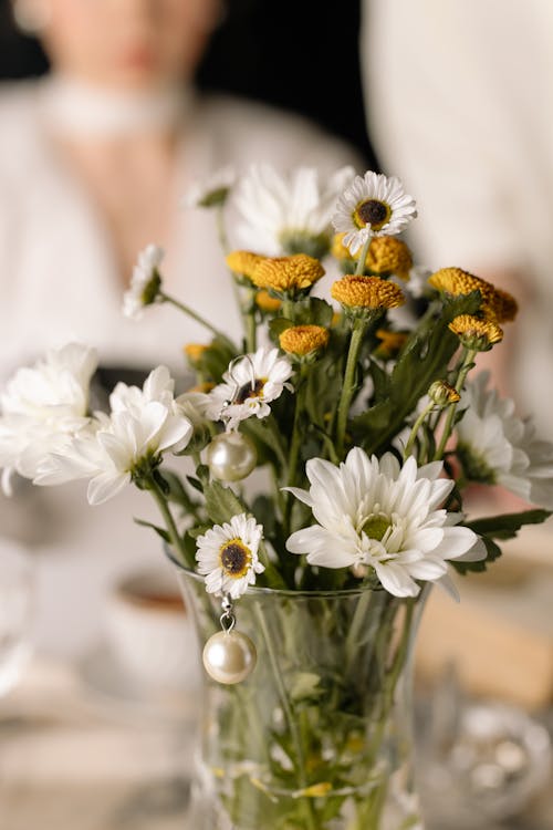 Fleurs Blanches Et Jaunes Dans Un Vase En Verre Transparent