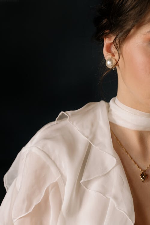 Frau Im Weißen Hemd Mit Rundhalsausschnitt, Das Silberne Halskette Trägt