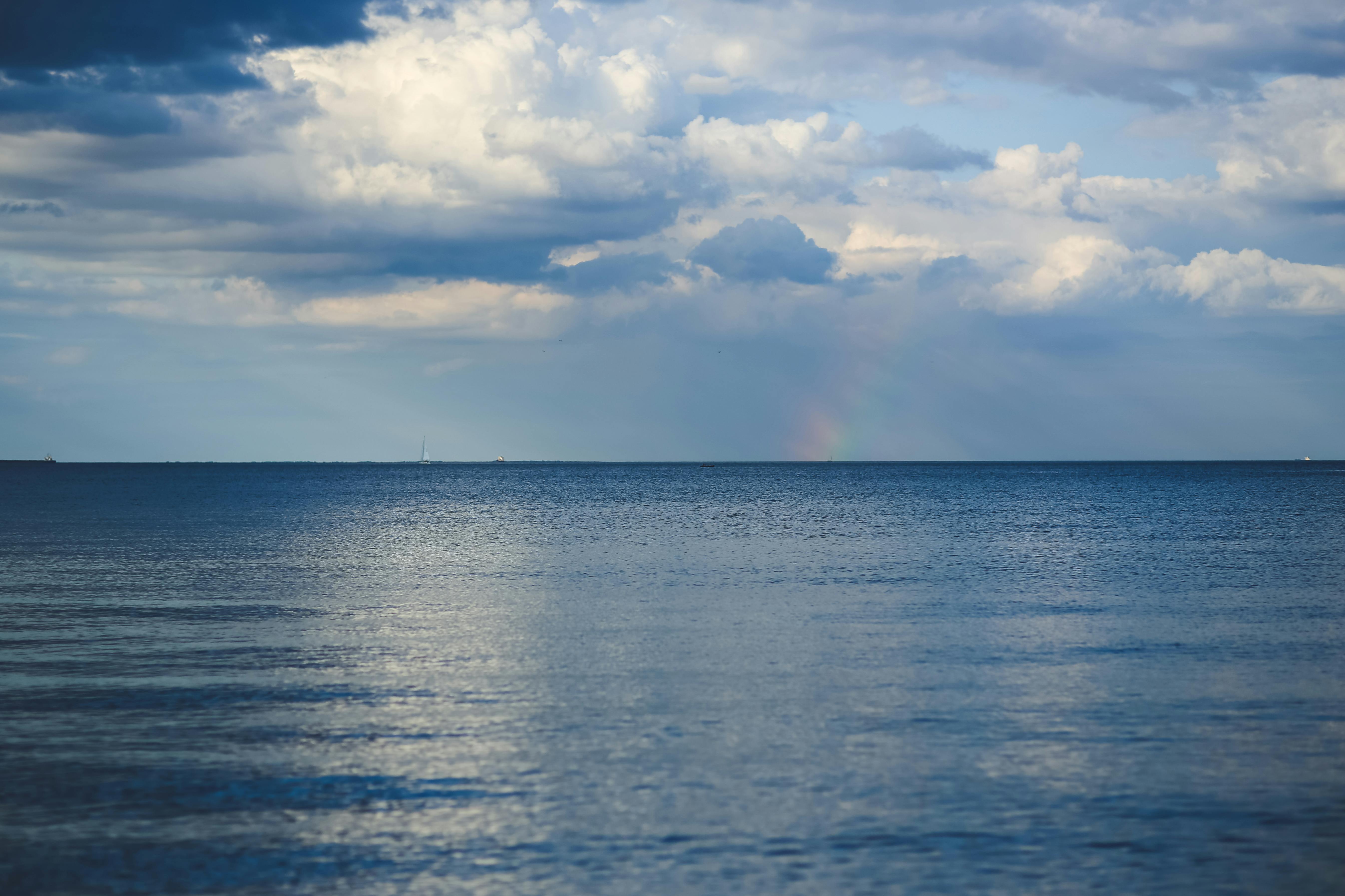 Summer landscape with sea and horizon over water · Free Stock Photo