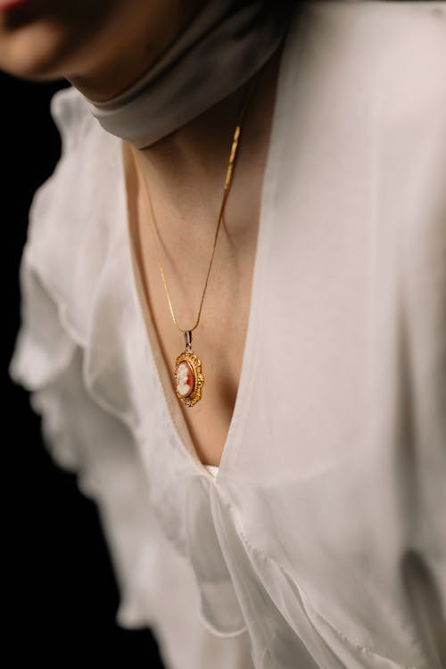 Frau Im Weißen Hemd Mit V Ausschnitt, Das Goldene Halskette Trägt