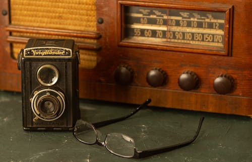 Gratis arkivbilde med analogt kamera, antikk, briller Arkivbilde