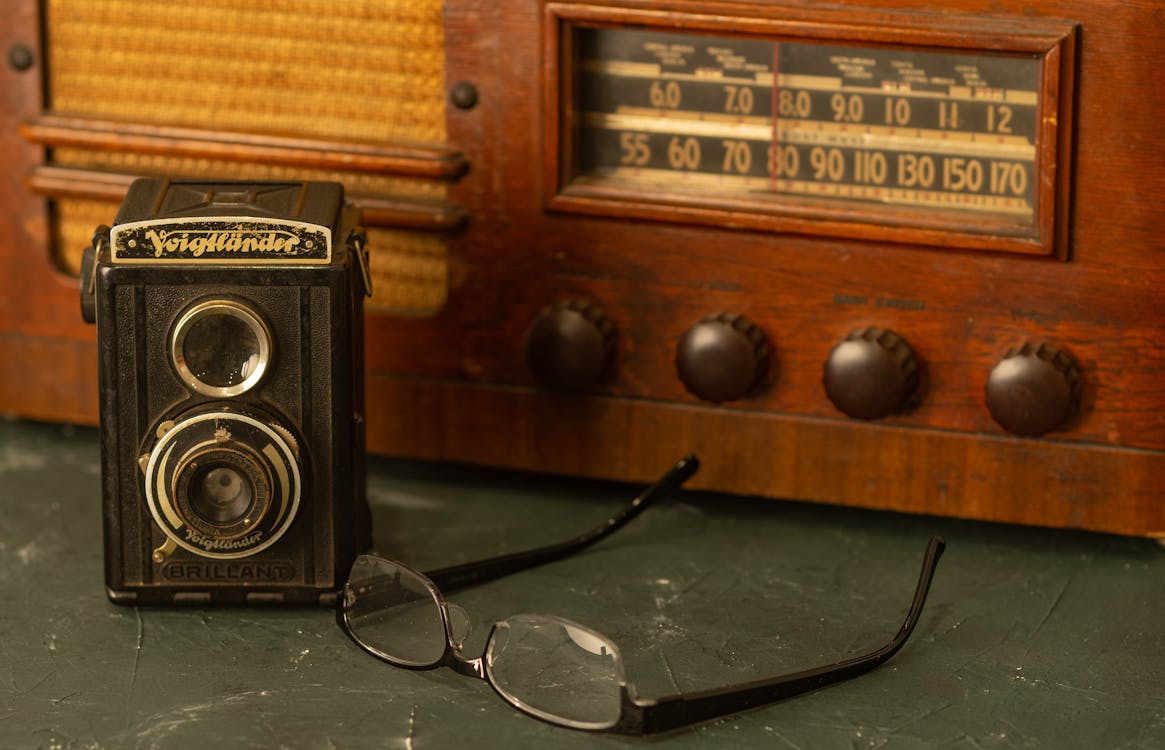 Darmowe zdjęcie z galerii z antyczny, aparat analogowy, okulary