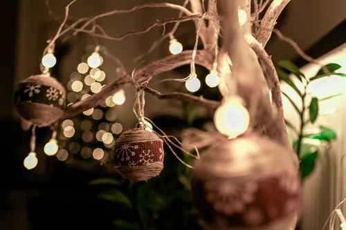 Free Close-up of cozy Christmas decorations with lights and blurred background. Stock Photo