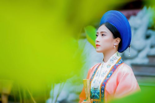 Free Portrait of a Vietnamese woman in traditional costume with a serene background. Stock Photo
