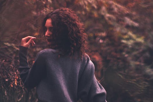 一幅迷人的秋季女性肖像，唤起温暖与内省