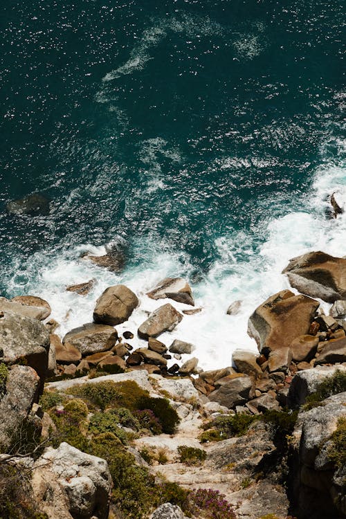 Brown Rocks In Der Nähe Von Gewässern