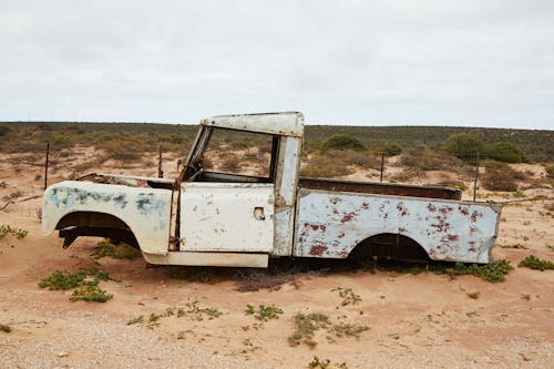 Camioneta Pickup De Cabina única Blanca Y Marrón Sobre Tierra De Tierra Marrón