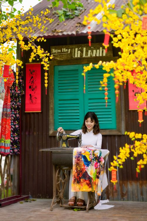 Using Traditional Sewing Machine A Woman Using a Traditional Sewing Machine · Free Stock Photo