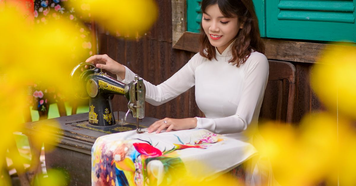 Using Traditional Sewing Machine A Woman Using a Traditional Sewing Machine · Free Stock Photo