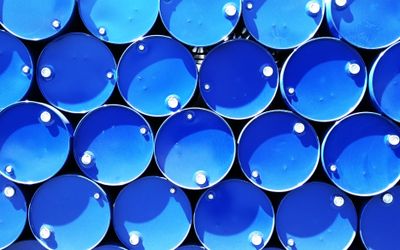 Giá dầu vượt mốc 100 USD/thùng sau các cuộc tấn công Mỹ - Iran
