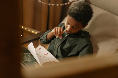 бесплатная Бесплатное стоковое фото с бумага, мальчик, писание от руки Стоковое фото