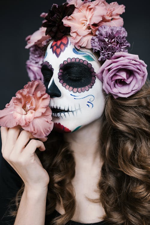 Mujer En Camiseta Negra Con Flor Morada En La Cabeza · Foto de stock  gratuita