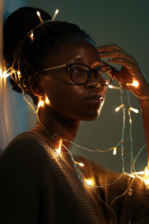 Základová fotografie zdarma na téma afroamerický, černoška, dioptrické brýle