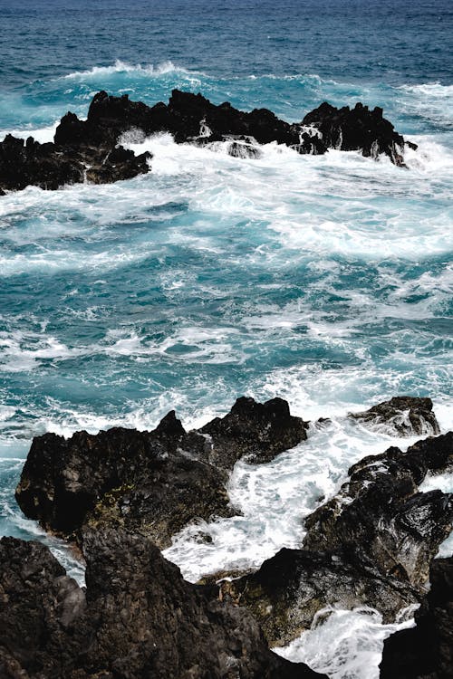 Les Vagues De L'océan Se Brisant Sur La Côte Rocheuse