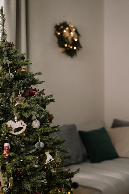 Free A beautifully decorated Christmas tree in a cozy living room setting, perfect for the holiday season. Stock Photo
