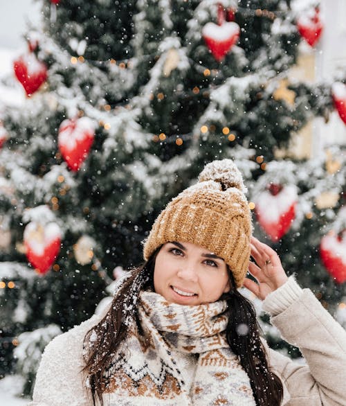 Photos gratuites de arbre de noël, bonnet, chute de neige