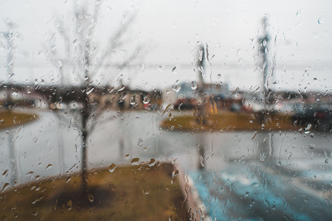 一阵秋雨过后,灰沉沉天色下的街头