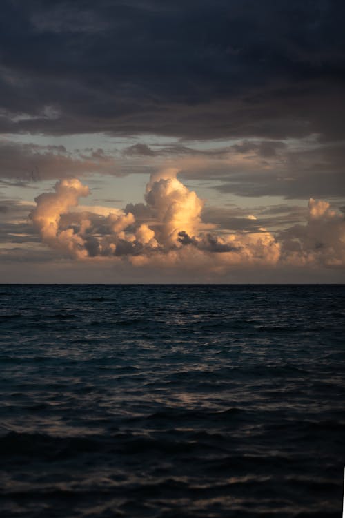 Fotobanka s bezplatnými fotkami na tému búrkový oblak, dramatická obloha, horizont nad vodou
