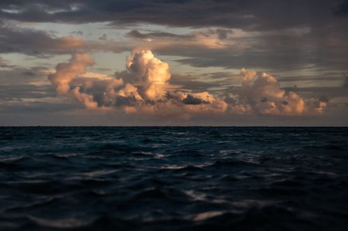 Free Captivating view of the ocean at sunset, featuring dramatic clouds and serene waves in Playa del Carmen, Mexico. Stock Photo