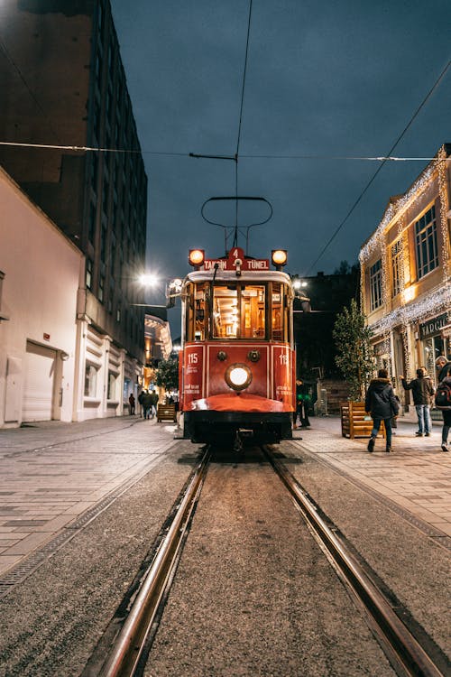 Rode En Gele Tram Op Straat