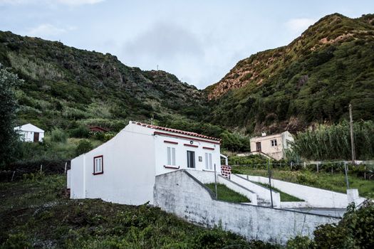风景如画的葡萄牙阿索雷斯平房坐落在郁郁葱葱的青山旁